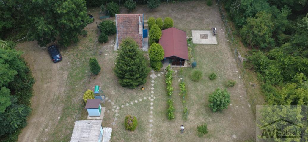 Záhrada (816 m²) pri Malom Dunaji v Malinove s chatkou, altánkom a studňou