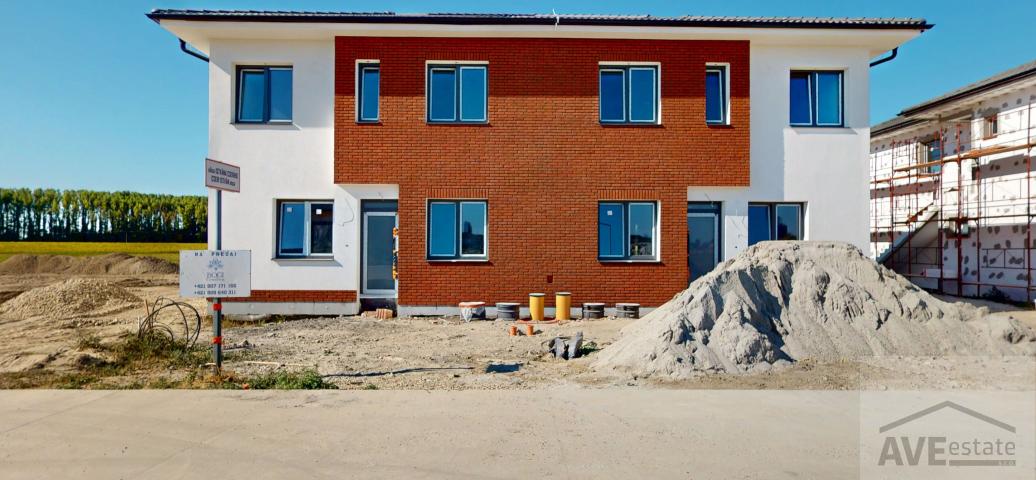 Perfektné 3 izbové byt s vlastným pozemkom, parkovaním, terasou a oplotením v cene