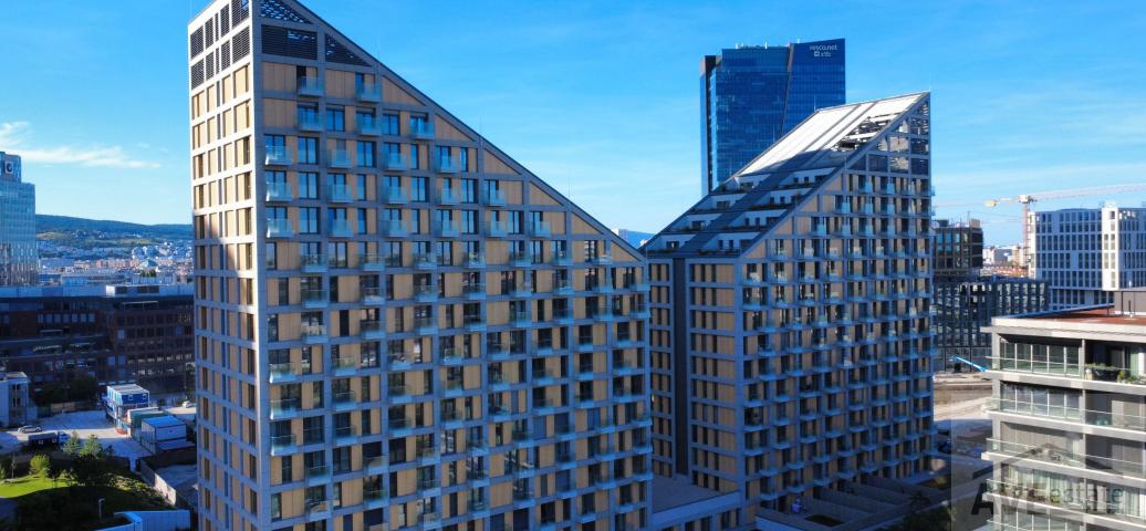 Metropolis | Jednoizbový byt s výhľadom na hrad z balkóna