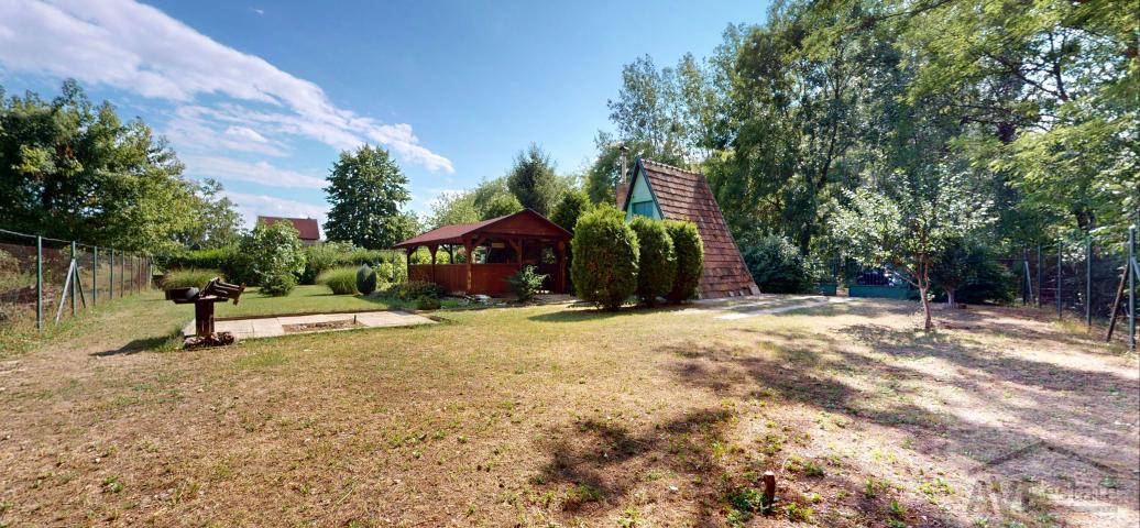 Záhrada (816 m²) pri Malom Dunaji v Malinove s chatkou, altánkom a studňou
