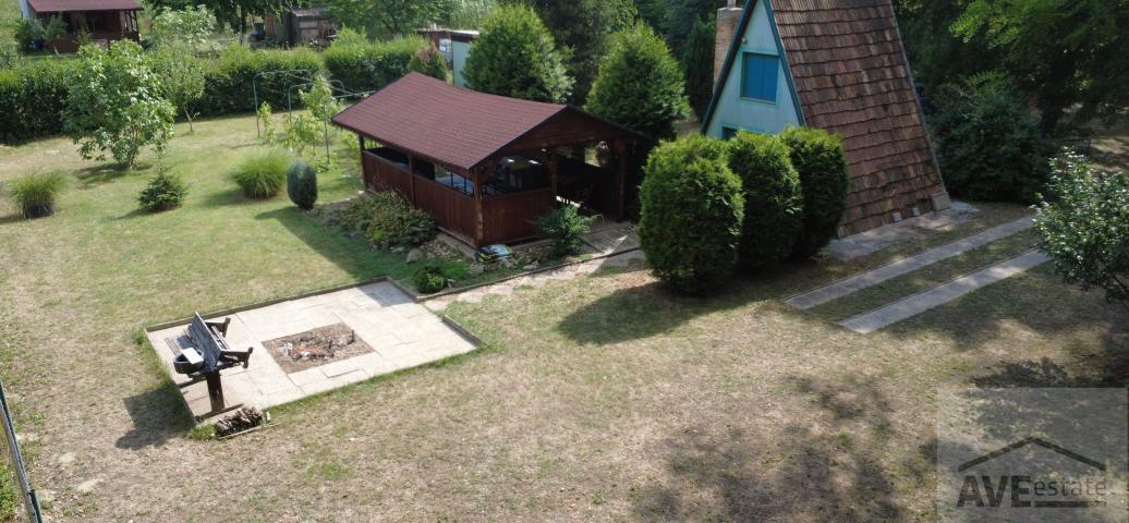 Záhrada (816 m²) pri Malom Dunaji v Malinove s chatkou, altánkom a studňou