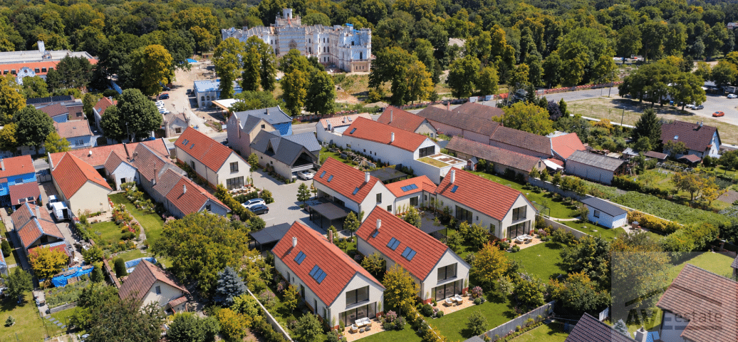 AVE estate | Samostatný rodinný dom (153 m2) so záhradou a parkovacími miestami v uzavretom areáli