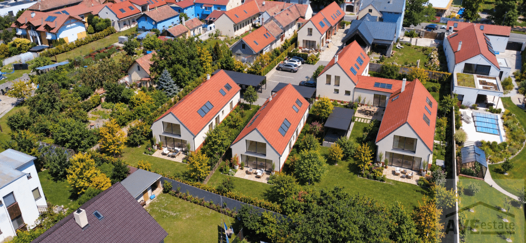 Na predaj veľký rodinný dom s dvojgarážou - Balkánska ulica, Rusovce